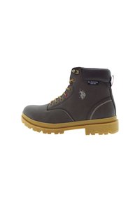 Stivale alla caviglia marrone scuro U.S. Polo Assn. con lacci gialli, collo imbottito, dettagli cuciti e suola gialla robusta su sfondo bianco.