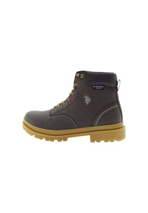 Ciemnobrązowe botki za kostkę U.S. Polo Assn. z żółtymi sznurówkami, wyłożonym kołnierzem, wyszywanymi detalami oraz wytrzymałą żółtą podeszwą na białym tle.