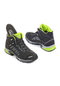 Hochschuh-Wanderschuhe aus schwarzem Wildleder und Mesh, mit grünen Akzenten, grauen Verzierungen und einer strukturierten Außensohle für Traktion.