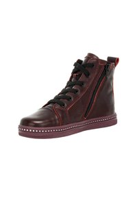 Basket haute en cuir bordeaux avec lacets noirs, fermeture éclair sur le côté et semelle ornée de clous. Présente des accents de couture rouge et une languette.
