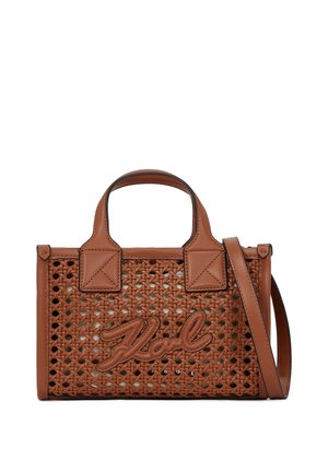 Sac à main en cuir tressé marron avec poignées supérieures, une longue bandoulière et un logo "Karl" cousu à l'avant.