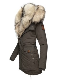 Oliivivihreä parka, jossa on keinoturkiskaulus, vetoketjusuljenta ja napit, säädettävä vyötärö sekä kaksi etutaskua, joissa on puunapit.