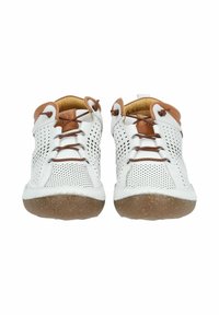 Witte perforatie sneakers met bruin leren accenten, vetersluiting ontwerp, gestructureerde witte zool en een rubberen onderkant voor grip.