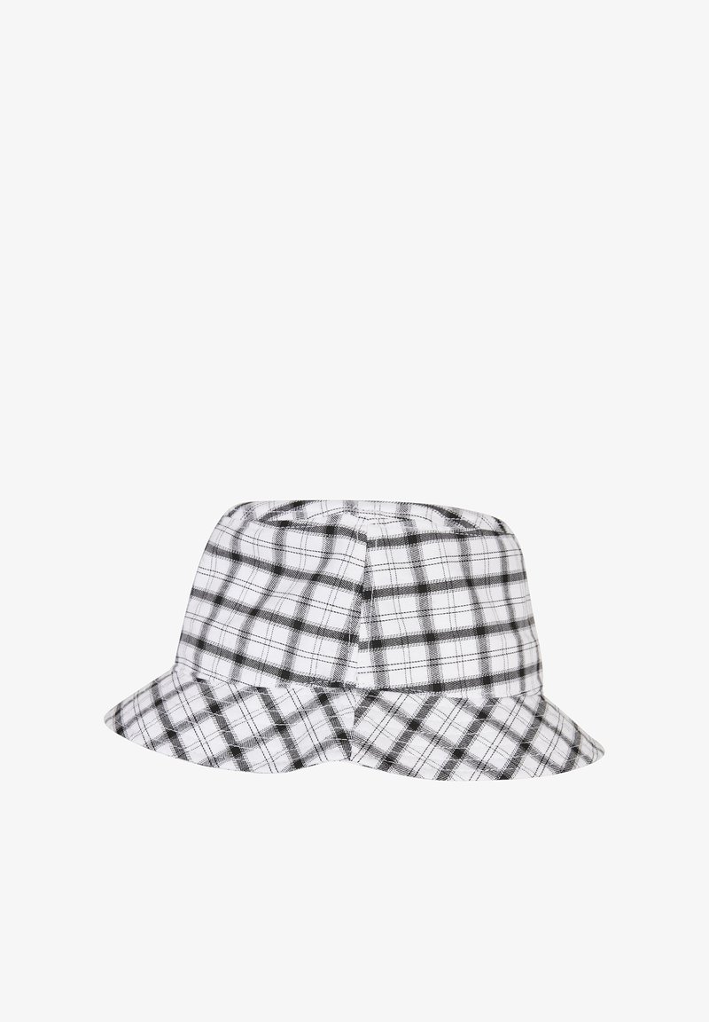 Chapeau bob blanc avec motif à carreaux noirs et gris et détails cousus autour du bord et de la calotte.