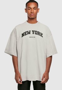 Merchcode NEW YORK WORDING HUGE TEE - T-shirts print - lightasphalt