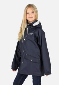 Giacca impermeabile blu navy con collo bianco, cappuccio con coulisse, bottoni a scatto, due tasche frontali e logo sul petto. Adatta per uso all'aperto.