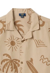 Beige overhemd met knopen voor kinderen, met bruine tropische en zonpatronen, een klassieke kraag en zachte stof. De knopen zijn lichtbruin.