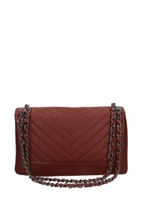 Borsa a tracolla rossa in pelle con cuciture a zigzag, forma rettangolare e tracolla in catena argentata. Texture liscia e dettagli minimi.