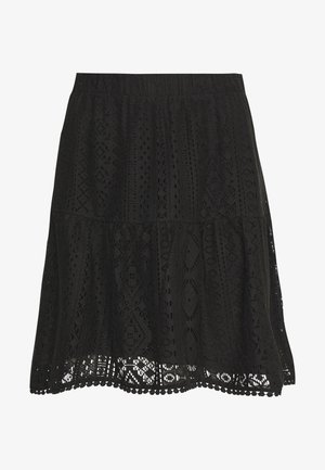 Zwarte rok tot op de knie met ingewikkelde kantpatronen en een gerimpelde zoom.