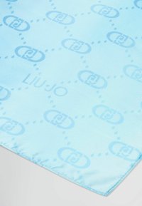 Foulard di seta azzurro chiaro con un motivo a logo in rilievo, con una texture liscia e bordi dritti, che mostra il nome del marchio "LIUJO."