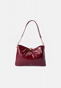 Borsa a tracolla in pelle bordeaux con design arricciato, ferramenta dorata e una singola tracolla. Dotata di una chiusura rotonda nella parte superiore.