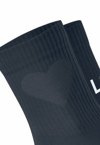 Marineblaue Socken mit Rippenmuster, glatter Textur und einem Herzmotiv sowie weißer Schrift auf dem Stoff.