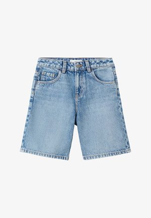 Lichtblauwe denim shorts met voorste knoop, riemlussen, twee voorzakken en een muntzakje, weergegeven op een witte achtergrond.