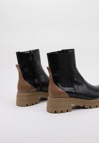 Bryan Stepwise Botines con plataforma - black