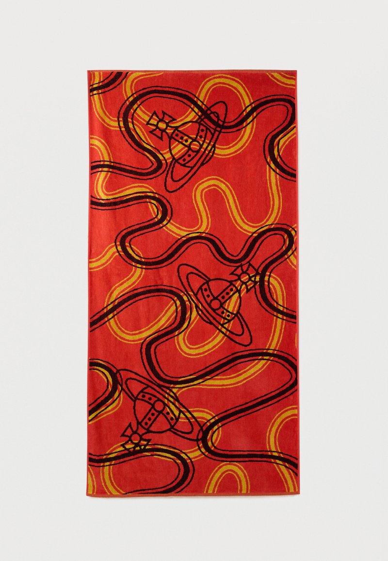 Κόκκινο ορθογώνιο χαλί με αφηρημένες κίτρινες και μαύρες κυματιστές γραμμές και τρεις πλανητοειδείς μαύρες περιγράμματα με δακτυλίους και τελείες.
