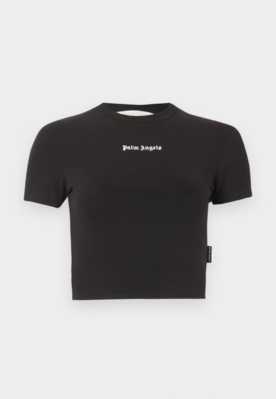 Μαύρο κοντομάνικο cropped T-shirt με λευκή επιγραφή «Palm Angels» στο κέντρο κοντά στη λαιμόκοψη και μια μικρή μαύρη πλαϊνή ετικέτα.