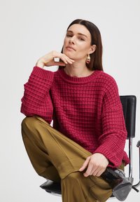 b.young MIT ABGESETZTEN SCHULTERN - Strickpullover - rot
