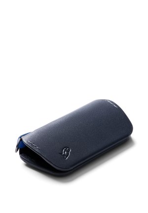 Portafoglio in pelle blu navy con una texture liscia, bordi arrotondati e una chiusura a patta. Presenta un logo in rilievo discreto sulla parte anteriore.