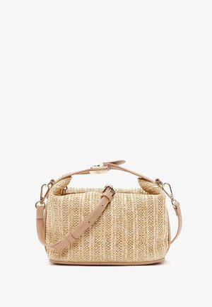 Rechthoekige beige geweven strohandtas met verstelbare tan leren band en goudkleurige metalen sluitingen, gezien van voren op een witte achtergrond.