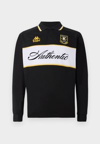 Polo a maniche lunghe nero con strisce orizzontali bianche e gialle, testo "Authentic", logo Kappa e colletto classico.