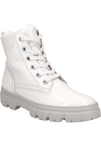 Botas de tobillo de cuero blanco con un acabado brillante, que presentan un frente con cordones, ojales de metal y una suela de goma gris gruesa.
