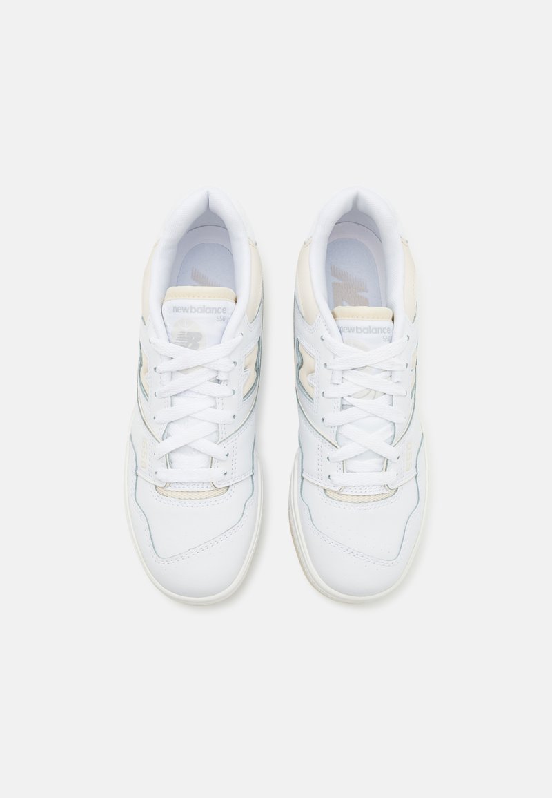 Sneaker da ginnastica bianche realizzate in materiale di pelle e rete, con un accento azzurro chiaro, punta rotonda e lacci piatti. Logo discreto sul lato.