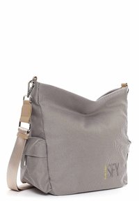 Borsa a tracolla grigia con texture, dalla forma morbida e flessuosa. Include una tracolla regolabile e removibile e un sottile dettaglio con il logo. Accenti in metallo argentato.