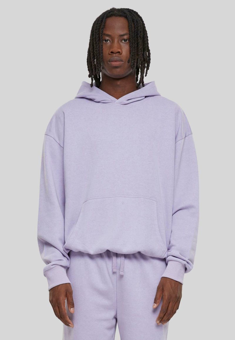 Lila Kapuzenpullover aus weichem Material, mit einer Kängurutasche, einer V-Ausschnitt-Kapuze und einem lässigen Schnitt mit überschnittenen Schultern.