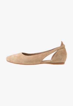 Beige Wildleder Ballerinas mit spitzer Zehenpartie, ausgeschnittenem Seitendesign und niedrigem Absatz. Glatte Textur und minimalistischer Stil.