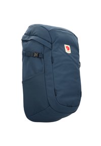 Tmavě modrý batoh vyrobený z odolné látky, s přední kapsou, boční síťovou kapsou a nastavovacími popruhy. Logo na přední části.