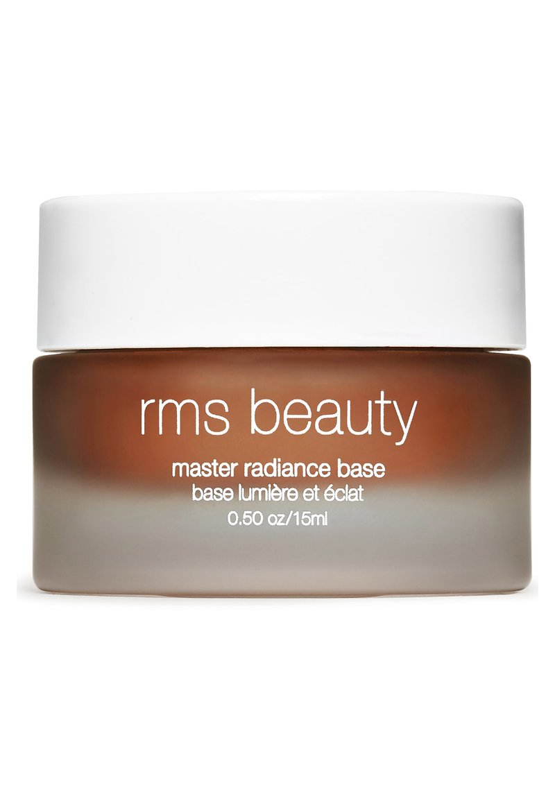 Base di Radiance Master di RMS Beauty in un barattolo di vetro con un coperchio bianco. Il barattolo è colorato di marrone con una finitura satinata, etichettato chiaramente in bianco.