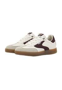 Weiße Sneakers mit burgunderrotem Akzent, aus Leder und Wildleder gefertigt, mit strukturiertem Gummisohle, runder Spitze und klassischem Schnürdesign.
