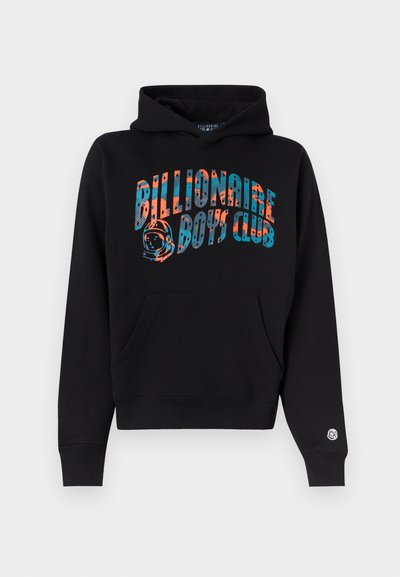 Μαύρο φούτερ με κουκούλα, με πολύχρωμο κείμενο "Billionaire Boys Club" και γραφικό κράνος αστροναύτη στο στήθος, τσέπη-γούνα μπροστά και μικρό λογότυπο στο αριστερό μανίκι.
