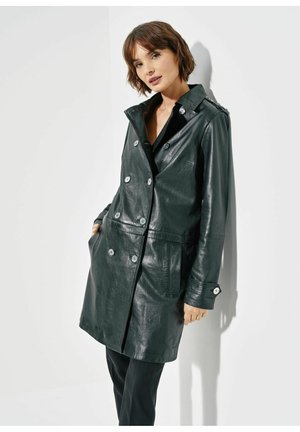 Czarny skórzany płaszcz trench z podwójnymi guzikami, naramiennikami, bocznymi kieszeniami i eleganckim, nowoczesnym krojem. Gładka faktura, stylowy kołnierz.