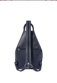 Zaino triangolare in pelle blu navy con chiusura a doppia cerniera, spallacci regolabili, manico superiore e tasca posteriore con cerniera.