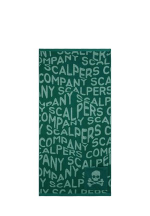 Toalla verde oscuro con texto repetido en verde claro "Scalpers Company" y un parche con el logotipo de una calavera y tibias cruzadas cerca de una esquina.