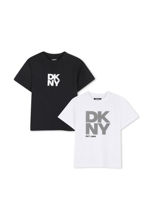 Dos camisetas de manga corta DKNY, una negra con logo blanco y una blanca con logo negro y texto "EST. 1989".