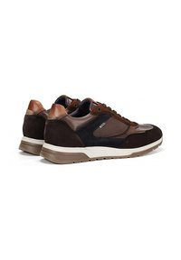 Zapatillas de ante marrón y malla con un acabado texturizado, que presentan un acento de cuero marrón claro en contraste y una suela de goma gruesa.
