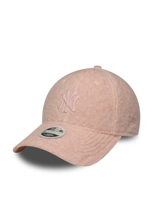 Gorra de béisbol de los New York Yankees de color rosa claro con visera curva y textura, con un logo bordado en la parte delantera.