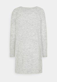 Svetle šedý pletený svetr s dlouhými rukávy, ribbovanou strukturou a kulatým výstřihem; má rovný střih a boční rozparky na spodním lemu.