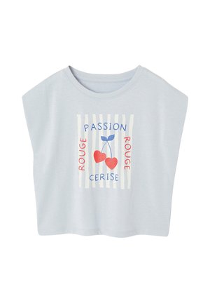 Hellblaues, kurz geschnittenes T-Shirt mit Kirschgrafik und den Worten "PASSION", "ROUGE" und "CERISE" in Blau und Rot über vertikalen weißen Streifen.