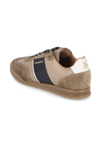 Heren sneakers met een combinatie van lichtbruine suede en zwarte synthetische materialen, voorzien van een witte accenten, gestikte details en een rubberen zool.