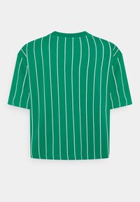 Zielona koszulka z krótkim rękawem w pionowe białe paski, z okrągłym dekoltem i luźnym, pudełkowym krojem. Gładka bawełniana tekstura.