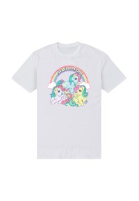 Biała bawełniana koszulka z kolorową grafiką postaci z My Little Pony pod tęczą z chmurkami, podkreślająca pastelowe kolory i zabawny design.