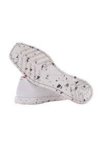 Weißer Schuh mit einer strukturierten, gesprenkelten grauen Sohle. Die Gummisohle verfügt über ein Muster aus Rillen und Punkten, das Grip und Stil bietet.