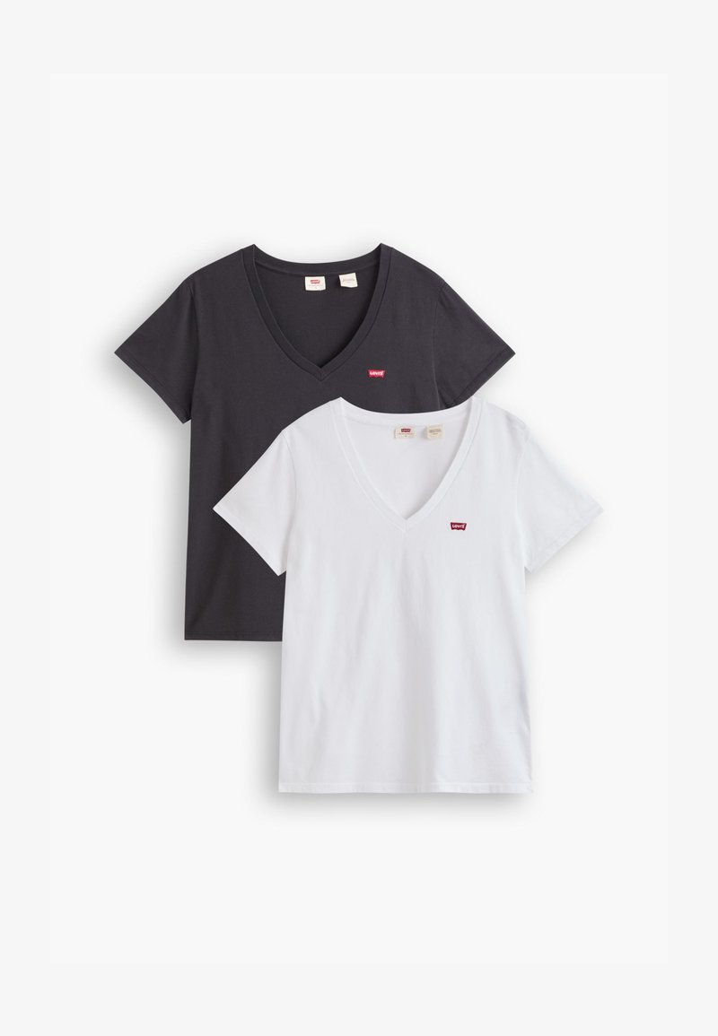 Deux t-shirts à col en V, un noir et un blanc. Fabriqués en coton, à manches courtes, avec un petit logo rouge Levi's sur la poitrine.