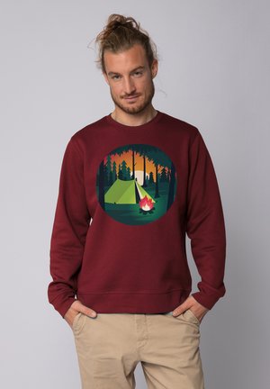 Weinroter Sweatshirt mit runder Grafik einer Camping-Szene, die ein Zelt, ein Lagerfeuer, Bäume und einen Sonnenuntergang zeigt, aus einem Baumwoll-Mischgewebe gefertigt.