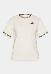 Off-white Puma T-paita, jossa on leopardi-innollinen trimmi kauluksessa ja hihojen resoreissa, sekä musta Puma-logo vasemmassa rinnassa.