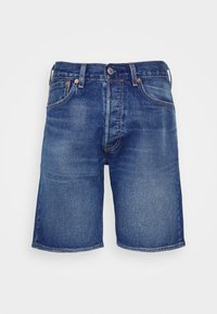 Shorts en jean bleu avec bouton et fermeture éclair à l'avant, passants pour ceinture, et design à cinq poches, présentés sur un fond blanc.