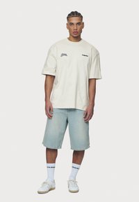 Pegador FARREN TEE - Marškinėliai su spaudiniu - washed salty cream